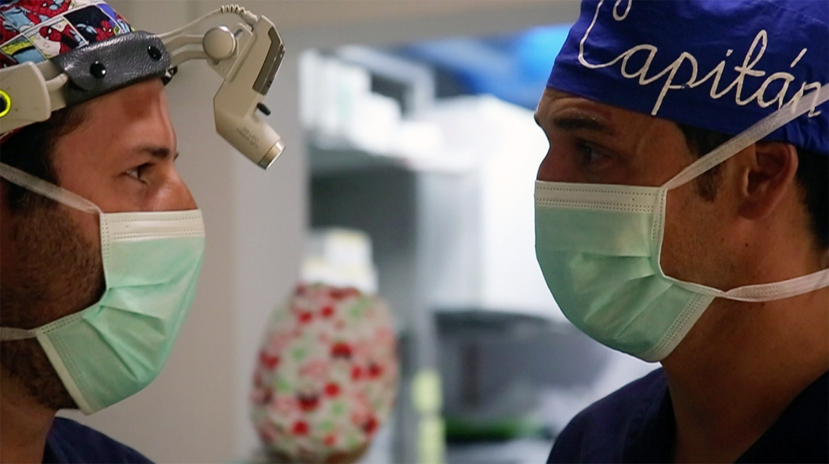 Dr. Daniel Simon and Luis Capitán talking to each other during surgery for Skullpture.